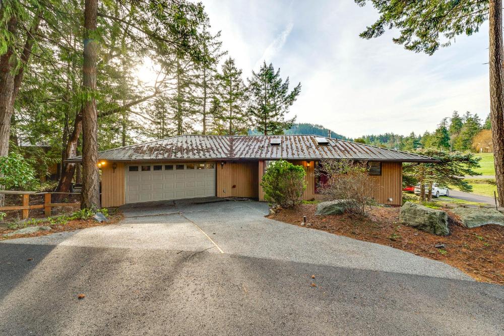 Serene La Conner Retreat with Fireplace and Deck!